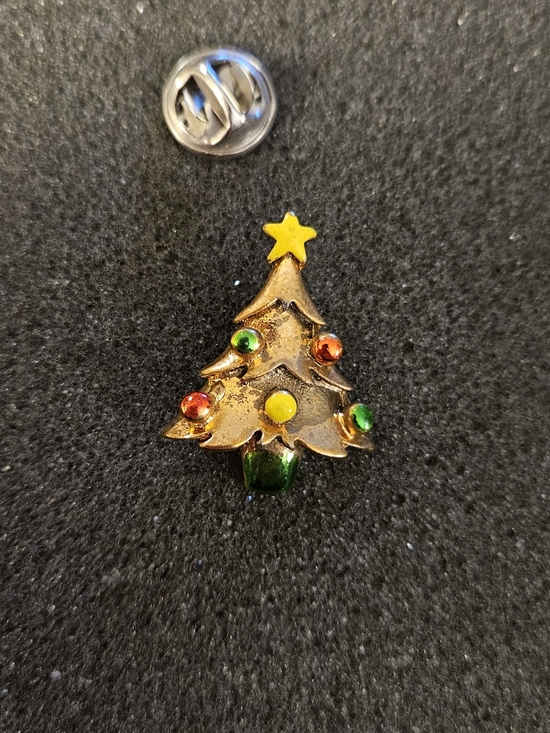 Vintage Jewelry - Vintage Gold-Tone Christmas Tree Brooch with Green, Red and Yellow Accents.